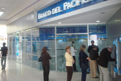 Usuarios.- Un grupo de personas usan los cajeros automáticos de un banco.