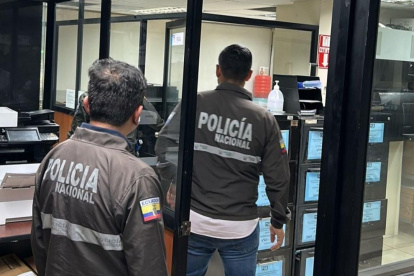 Diligencias. La Fiscalía y la Policía allanaron la oficina y la casa del fiscal en Guayas.