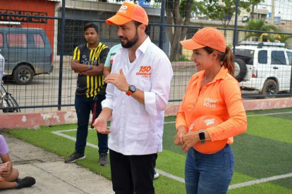 Luis Chonillo, candidato electo a la Alcaldía de Durán, junto a otra de sus candidatas en campaña.