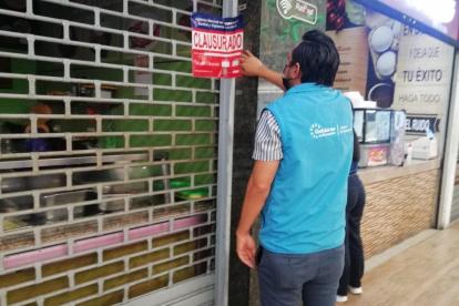 Control.- Momento en que las autoridades de Arcsa clausuran un restaurante en Guayaquil.