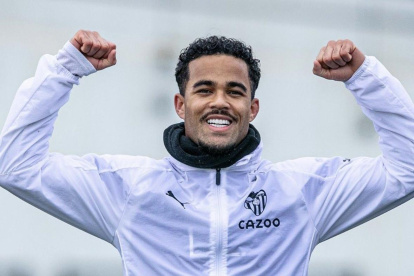 Justin Kluivert, ofensivo neerlandés, entrenó con normalidad.