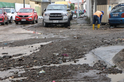 Personal de Urvaseo se encuentra en el lugar para hacer las labores de recolección de los sedimentos y residuos