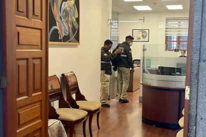 Los agentes fiscales ingresaron al despacho de la subsecretaría Jurídica de Presidencia.