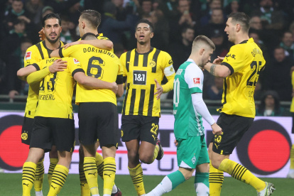 Bremen (Germany), 11/02/2023.- Dortmund"Äôs players celebrate the 2-0 lead during the German Bundesliga soccer match between SV Werder Bremen and Borussia Dortmund in Bremen, Germany, 11 February 2023. (Alemania, Rusia) EFE/EPA/FOCKE STRANGMANN CONDITIONS - ATTENTION: The DFL regulations prohibit any use of photographs as image sequences and/or quasi-video.