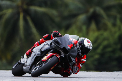 Sepang (Malaysia), 12/02/2023.- Italian MotoGP rider Francesco Bagnaia of Ducati Lenovo Team in action during the third day of MotoGP pre-season test sessions in Sepang International Circuit, outside Kuala Lumpur, Malaysia, 12 February 2023. (Motociclismo, Ciclismo, Francia, Malasia) EFE/EPA/FAZRY ISMAIL