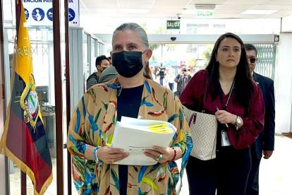 María Sara Jijón, Directora General del Servicio Nacional de Contratación Pública (Sercop), llegando a la Fiscalía.