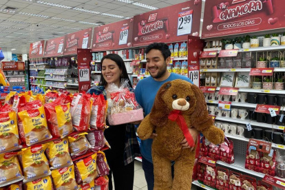 Supermercado. En Tía, hay la campaña Tía te enamora todos los días. Una pareja aprovecha las ofertas que ofrece.