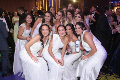 Un grupo de chicas posa para la foto del recuerdo.