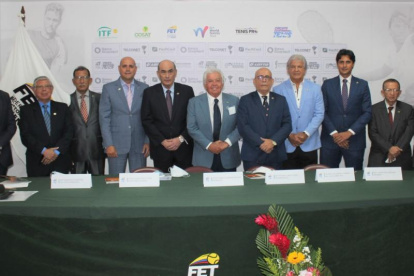 El cuñado de Lasso, Danilo Carrera, y Rubén Chérres en un evento dirigencial deportivo.