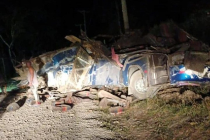 Fotografía cedida hoy por Noticias Chiricanas del autóbus que cayó de un precipicio la madrugada de este miércoles en el área de Gualaca, en el occidente de Panamá.