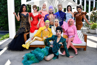 Drag kings y queens posan para una fotografía vestidos con los colores de la bandera Progress Pride durante una vista previa de los medios de Sydney WorldPride 2023, en Sydney, Australia, el 16 de febrero de 2023.