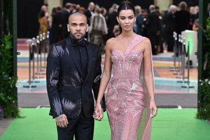 Dani Alves (i) junto a su esposa Joana Sanz posan para las cámaras.