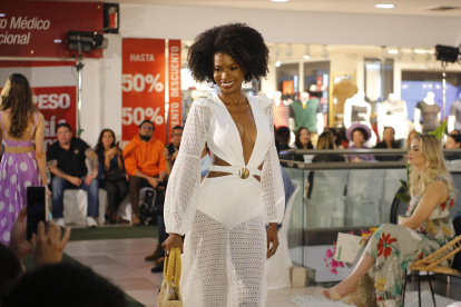 Nayelhi González fue aplaudida por su presentación con un precioso outfit blanco que permite ver su estilizada figura.