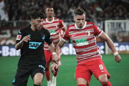 El Augsburgo se salvó con el gol del finlandés Fredrik Jensen.