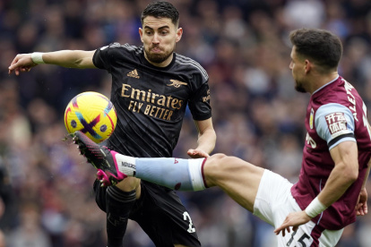 Alex Moreno (R) of Aston Villa in action against Jorginho (C) of Arsenal during the English Premier League soccer match between Aston Villa and Arsenal London in Birmingham, Britain, 18 February 2023. (Reino Unido, Londres) EFE/EPA/Andrew Yates EDITORIAL USE ONLY. No use with unauthorized audio, video, data, fixture lists, club/league logos or "live" services. Online in-match use limited to 120 images, no video emulation. No use in betting, games or single club/league/player publications