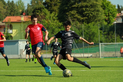 Aunque empezó como #9, hoy es marcapunta en el  FC Lesmo Monza e Brianza, club filial del Milan donde lleva 8 goles anotados.