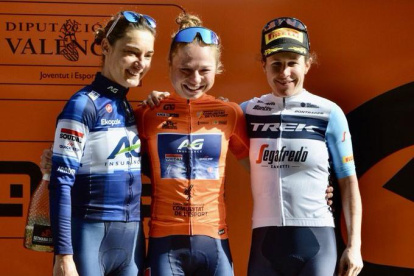 Justine Ghekiere (c) junto a sus compañeras de podio.