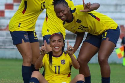 Las jugadoras festejaron el 5-0 y el regreso de Madelin Riera (c).