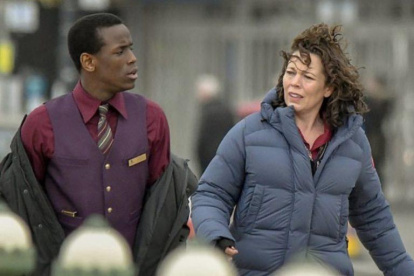 Las actuaciones de Olivia Colman y de Micheal Ward dan un toque especial a la producción.