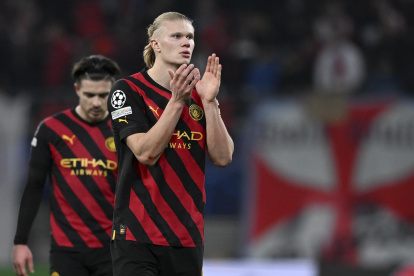 Erling Haaland of Manchester City greets the fans after the UEFA Champions League, Round of 16, 1st leg between RB Leipzig and Manchester City in Leipzig, Germany, 22 February 2023. (Liga de Campeones, Alemania) EFE/EPA/Filip Singer