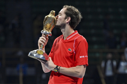 Medvedev con el águila qatarí emblemática.