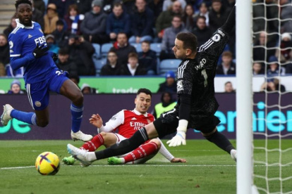 Gabriel Martinelli en el momento exacto que logró burlar la portería del Arsenal para poner el 1-0 definitivo ante el Leicester.