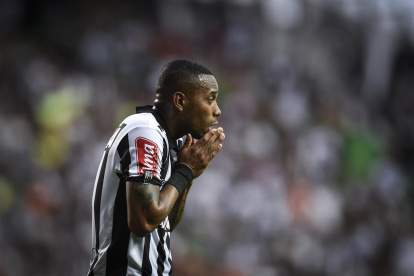 El exjugador de Milán fue condenado por la justicia italiana a 9 años de prisión por participar en la violación de una joven albanesa en 2013. Ahora, la justicia brasileña inicia trámite para que cumpla la pena en su país.