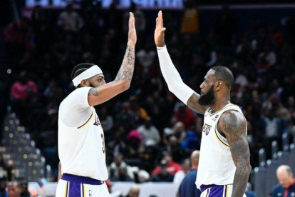 Anthony Davis (i) y LeBron James fueron los líderes del partido ante Mavericks.