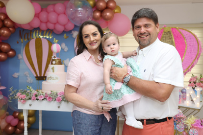 Jessica y Billy Avilés con su la pequeña Natalia.