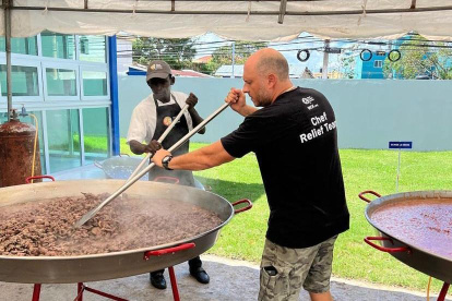 Iván hace parte de una ONG que alimenta a las víctimas de catástrofes a nivel mundial.