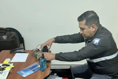 Diligencia. En oficinas de la Fiscalía en la provincia de Manabí se revisó los puestos de trabajo de funcionarios.