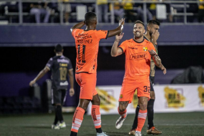 El argentino Jonatan Bauman (d) fue titular en el debut de Barcelona, ante Gualaceo, en la LigaPro 2023.