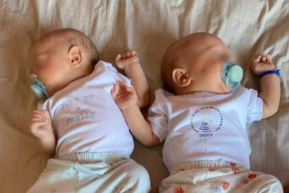 La mamá de los gemelos compartió algunas fotos para demostrar el parecido físico de los bebés.