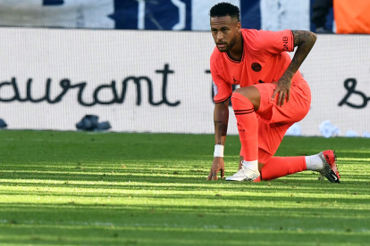El delantero brasileño de Paris Saint-Germain, Neymar, es visto durante el partido de fútbol francés L1 entre Girondins de Bordeaux y Paris Saint-Germain (PSG) el 28 de septiembre de 2019 en Burdeos. / AFP / MEHDI FEDOUACH FBL-FRA-LIGUE1-BORDEAUX-PSG |





Paris Saint-Germain"s Brazilian forward Neymar is seen during the French L1 football match between Girondins de Bordeaux and Paris Saint-Germain (PSG) on September 28, 2019 in Bordeaux. / AFP / MEHDI FEDOUACH FBL-FRA-LIGUE1-BORDEAUX-PSG