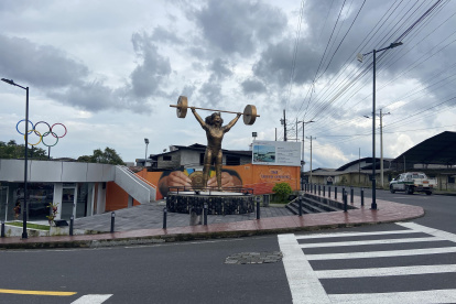 La esfinge de Neisi está hecha de fibra de vidrio y mide 6 metros de alto.