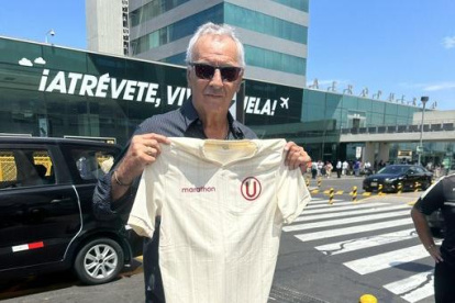 En entrenador Jorge Fossatti en su llegada a la capital peruana.