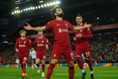 Mohamed Salah hizo doblete y sumó con Liverppol 129 tantos en la Premier, nuevo récord en el torneo.