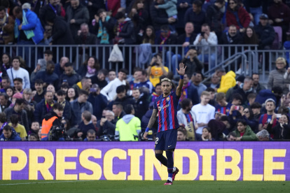 El delantero brasileño del Barcelona, Raphinha celebra el primer y único gol de su equipo durante el partido de LaLiga entre Barcelona y Valencia.