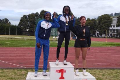 Aimara Nazareno (c) y Kiara Rodríguez (i) fueron oro y plata para Guayas en los 100 m planos.