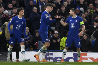 London (United Kingdom), 06/03/2023.- Kai Havertz (C) of Chelsea celebrates with teammate Mateo Kovacic (R) after scoring the 2-0 lead from penalty spot during the UEFA Champions League, Round of 16, 2nd leg match between Chelsea FC vs Borussia Dortmund in London, Britain, 07 March 2023. (Liga de Campeones, Rusia, Reino Unido, Londres) EFE/EPA/Neil Hall