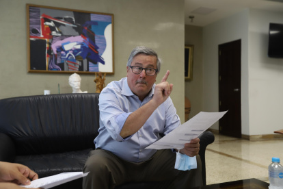 Roberto Gilbert visitó las instalaciones de EXPRESO con la documentación que sustenta su denuncia.