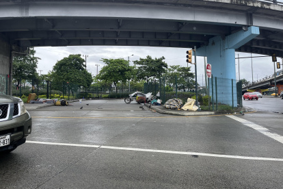 Desechos. En el punto se ven cajas, colchones y carretas.