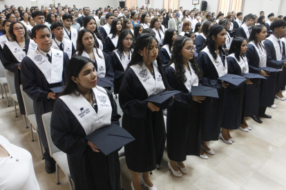 El colegio fiscal Guayaquil graduó ayer a 700 bachilleres en tres actos desarrollados en el plantel.