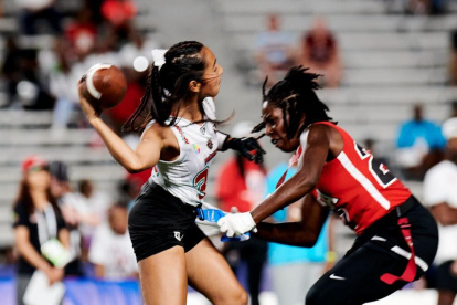 Diana Flores en pleno partido de Flag Ball en Estados Unidos. Es campeona Mundial.