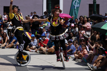 Los japoneses Witty Look presentan su espectáculo en el Circo Fest de San Juan, Puerto Rico.
