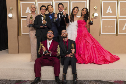Jamie Lee Curtis, Ke Huy Quan, James Hong, Jonathan Wang, Michelle Yeoh, Stephanie Hsu, Daniel Kwan y Daniel Scheinert posan con sus premios Óscar por el filme "Everything Everywhere All at Once".