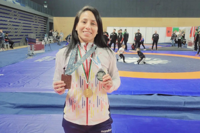 No fue sino hasta en Bulgaria donde la tricolor se colgó el oro en su categoría. Fueron 4 torneos y tres medallas.