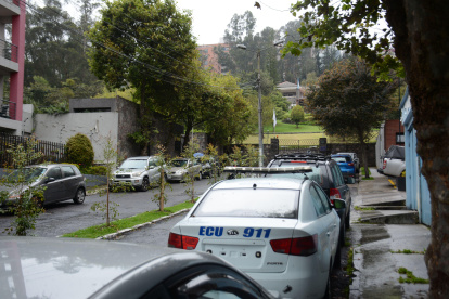 Como señaló la Policía, una patrulla permanece frente a la entrada de la Embajada de Argentina.