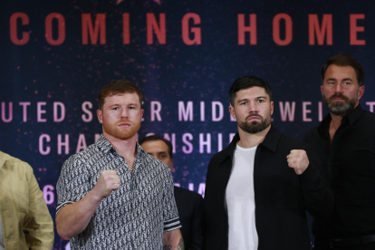 A sus 32 años, Álvarez peleará en su casa, en el Estadio Akron, en el que juegan las Chivas, club del que también es hincha. En la foto pequeña,  Canelo junto a su rival John Ryder.