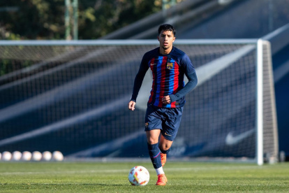 Almeida, de 18 años,  juega como defensa y su equipo actual es el FC Barcelona Juvenil “A” de la División de Honor Juvenil en el balompié de España.